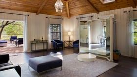 Scenic Springs Wedding Suite with Outdoor Patio – Helotes, TX